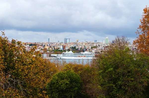 Panoramisch Uitzicht Istanbul Luxe Cruiseschip Afgemeerd Stadshaven Kleurrijke Gebouwen Wolkenkrabbers — Stockfoto