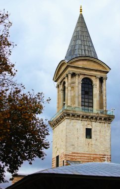 Türkiye 'nin Topkapı Sarayı' ndaki ünlü Adalet Kulesi (Türkçe: Kasr-i Adl). Bulutlu sonbahar manzarası. Seyahat ve turizm kavramı.