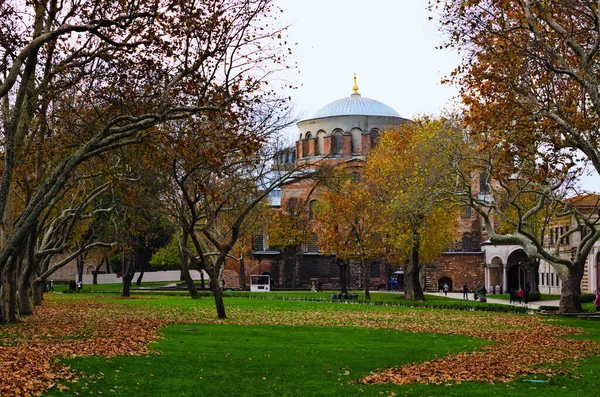 紅葉公園の風景風景です 背景には古代のハギア アイリーン教会がある イスタンブールのトプカピ宮殿の中庭にある東方正教会です — ストック写真