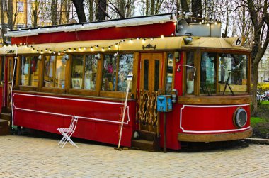 Kyiv, Ukrayna-25 Nisan 2021: Taras Shevchenko Parkı 'ndaki klasik tramvayda alışılmadık bir kafe. Bulutlu bahar günü.