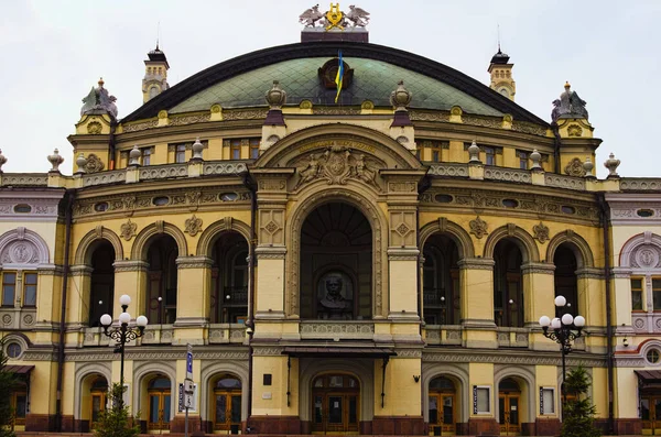 キエフ ウクライナ 2021年4月25日 有名なキエフ国立歌劇場 タラス シェフチェンコ ウクライナ国立歌劇場 のファサードの詳細ビュー 春曇りの日 — ストック写真