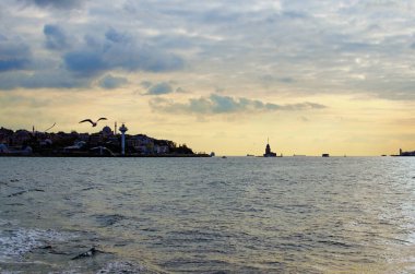 İstanbul Boğazı 'nın panoramik manzara manzarası Antik Bakire Kulesi ufukta bulutlu sonbahar gökyüzüne karşı. Seyahat ve turizm.