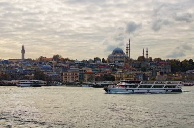 Eminonu 'nun Haliç ilçesindeki Fatih bölgesinde, bulutlu bir sonbahar gününde Süleyman Camii' nin manzarası..