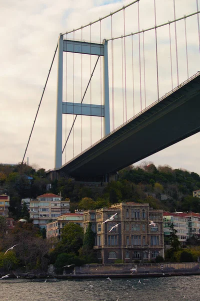 法蒂赫苏丹穆罕默德桥 苏丹穆罕默德征服者桥 也被称为第二博斯普鲁斯桥的塔塔景观景观 桥下的建筑物土耳其伊斯坦布尔 — 图库照片