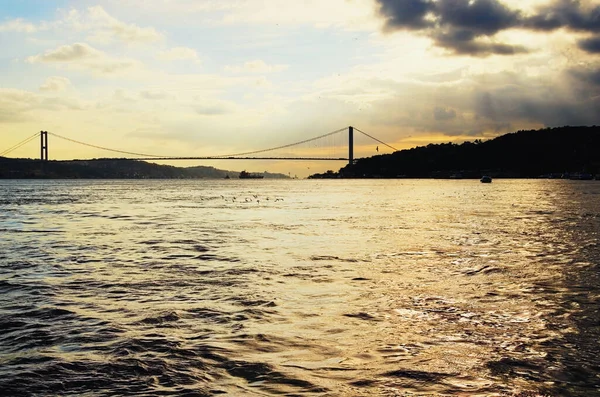 博斯普鲁斯海峡 博斯普鲁斯海峡或伊斯坦布尔海峡 壮观的日落景观 背景为桥的黑色轮廓 五彩斑斓的天空 乌云密布 阳光灿烂 秋季伊斯坦布尔 — 图库照片