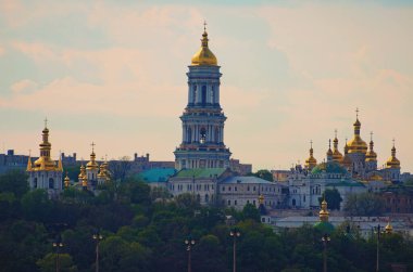 Antik Kyiv Pechersk Lavra manzarası. Tarihi bir Ortodoks Hıristiyan manastırı. Kyiv 'in mavi gökyüzüne karşı bahar manzarası. Kyiv, Ukrayna.