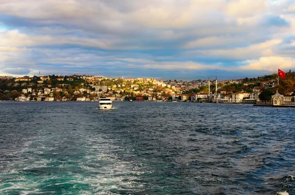 Scenic Sunset Landscape View Residential Buildings Green Hills Bosporus Bosphorus — стоковое фото