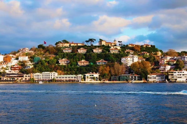 Жилые Дома Зеленых Холмах Вдоль Босфорского Пролива Босфор Стамбульский Пролив — стоковое фото