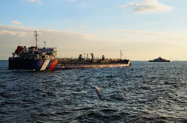 Tráfego Marítimo Bósforo Durante Pôr Sol Diferentes Navios Barcos Estão — Fotografia de Stock