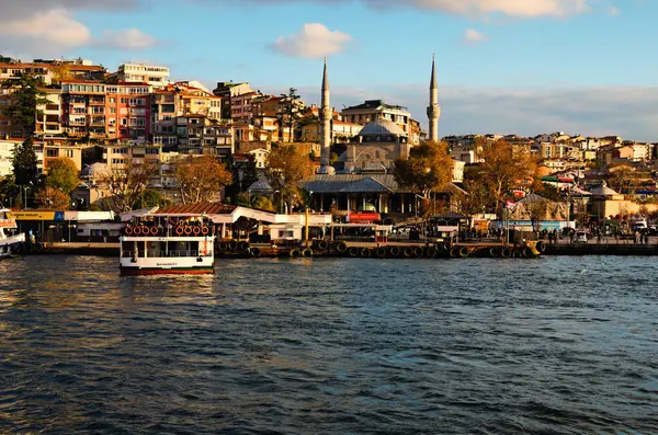 土耳其伊斯坦布尔 2021年10月25日 博斯普鲁斯海峡 Bosporus Bosphorus Strait Istanbul 沿线绿色山丘上住宅建筑的风景画 城市上空乌云密布 — 图库照片