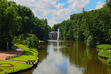 Uman 'daki Arboretum Sofiyivsky Parkı manzarası. Meclis Meydanı ve İyon Denizi manzarası (uzaktaki Yılan Çeşmesi ve Flora Pavyonu)).