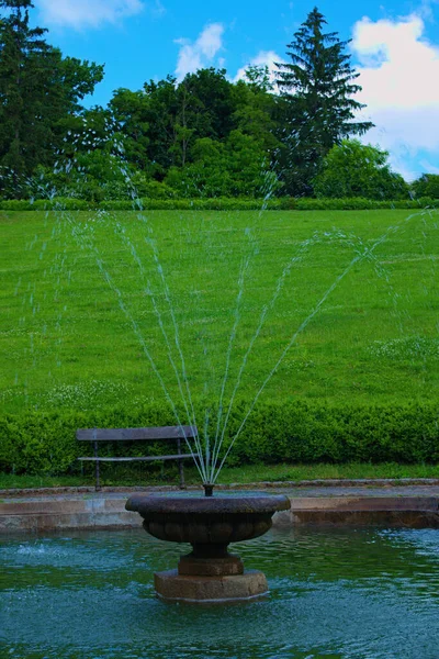 Ročník Sedmiproudá Bronzová Fontána Proti Zelené Louce Arboretum Sofijivsky Park — Stock fotografie