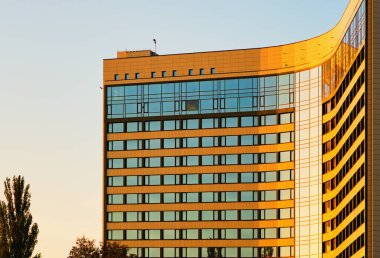 Büyük bir ofis binasının birden fazla kapalı penceresi var. Modern ofis geçmişi. Camdan, çelikten ve betondan modern mimari kavramı. Kyiv, Ukrayna.