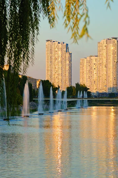 阳光普照的日落时分 鲁萨尼夫卡社区风景如画 城市信道中的喷泉 后面是现代的摩天大楼 秋天的风景 乌克兰基辅 — 图库照片