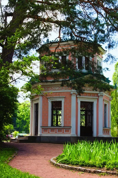 Pintoresca Vista Del Pabellón Rosa Isla Circe Sofievsky Arboretum Parque —  Fotos de Stock