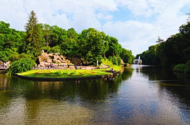 Uman 'daki Sofiyivsky Parkı' nın inanılmaz geniş açılı manzarası. İyon Denizi manzarası (uzaktaki Yılan Çeşmesi ve Flora Pavyonu). Manzara ve doğa kavramı.