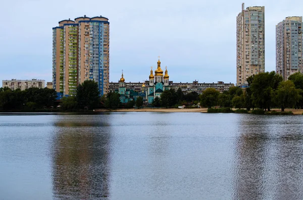 Moderne Hoogbouw Kerk Aan Het Telbin Meer Kiev Oekraïne Boom — Stockfoto