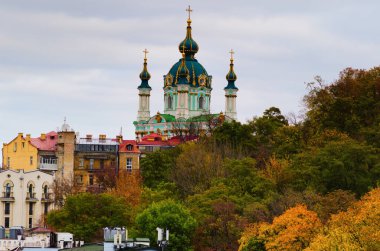 Kyiv 'in sonbahar manzarası. Saint Andrew Kilisesi ve Andrew 's Descent (Andriyivvsky Uzviz, Podil Mahallesi) antik binaları. Ünlü turistik yer ve romantik seyahat merkezi..