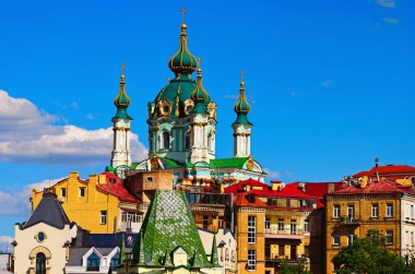 Kyiv 'in resimli bahar şehri. Saint Andrew Kilisesi ve Andrew 's Descent (Andriyivvsky Uzviz, Podil Mahallesi) antik binaları. Ünlü turistik yer ve romantik seyahat merkezi..