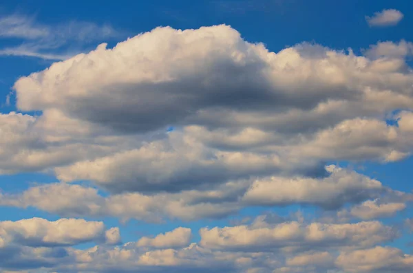 Mélykék Fehér Felhők Háttér Helyet Szöveges Felhős Egy Felhős Napon — Stock Fotó