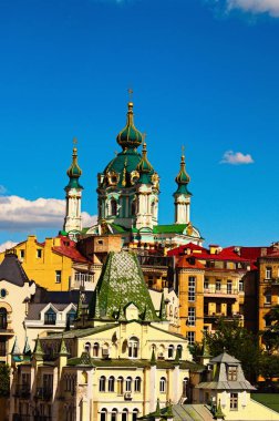 Kyiv 'in çatısı manzaralı. Saint Andrew Kilisesi ve Andrew 's Descent (Andriyivvsky Uzviz, Podil Mahallesi) antik binaları. Ünlü turistik yer ve romantik seyahat merkezi..