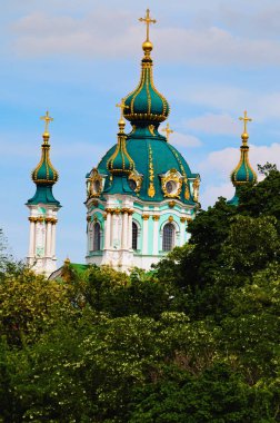 Saint Andrew Kilisesi 'nin yaz manzarası. Andrew 's Descent (Andriyivvsky Uzviz, Podil Mahallesi). Ağaç sınırı terk eder. Doğal çerçeve. Ünlü turistik yer ve romantik seyahat merkezi..