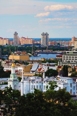 Kyiv, Ukrayna-Haziran 06, 2022: Arka planda Podil Mahallesi 'nin büyüleyici hava manzarası ve Obolon Mahallesi' ndeki gökdelenler. Seyahat ve turizm kavramı.