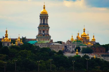 Antik Kyiv Pechersk Lavra 'nın panoramik manzarası. Arka planda beyaz bulutlar olan gökyüzü. Hıristiyan Ortodoks manastırı. UNESCO Dünya Mirası Alanı.