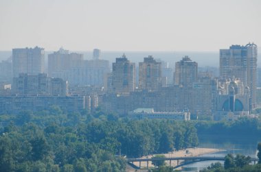 Kyiv 'in sabah sisli havası. Sis içindeki modern yüksek binaların siluetleri. Camdan, çelikten ve betondan modern mimari kavramı. Dumanlı gökdelenler.