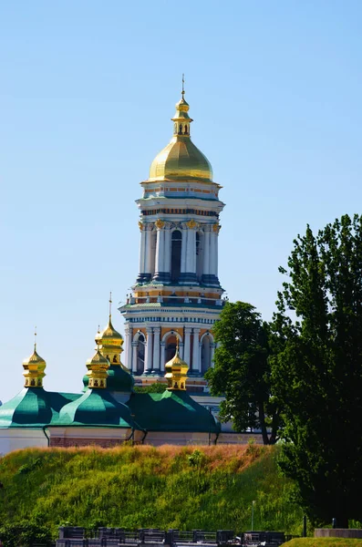 Torre Bell Cúpula Ouro Kiev Pechersk Lavra Fundo Azul Céu — Fotografia de Stock