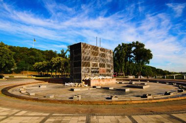 Kyiv, Ukrayna-Temmuz 03.2022: Kyiv 'in Kurucuları Anıtı' nın geniş açılı görüşü: Kiy, Schek, Khoryv ve kardeş Lybid, Kyiv 'deki Rus bombardımanından korunuyor. Rusya 'nın Ukrayna' ya karşı askeri saldırısı.