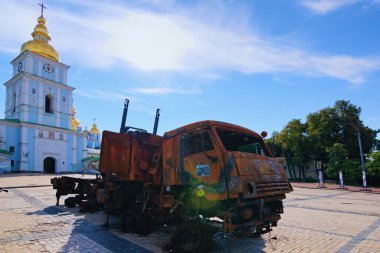 Kyiv, Ukrayna-Temmuz 03.2022: Yok edilen Rus zırhlı araçları sergisi. Kyiv 'deki Mykhailivska Meydanı. Arka planda Aziz Michael 'ın Altın Kubbe Katedrali' nin çan kulesi.