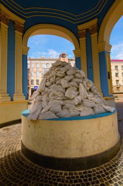 Famous fountain Samson and Lion at Kontraktova Square with sandbags to protect against Russian shelling in Kyiv. russian military aggression against Ukraine.