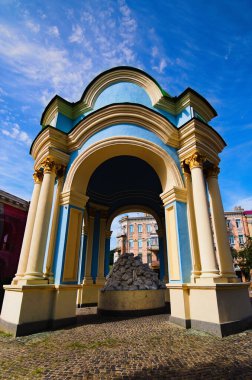 Famous fountain Samson and Lion at Kontraktova Square with sandbags to protect against Russian shelling in Kyiv. russian military aggression against Ukraine.