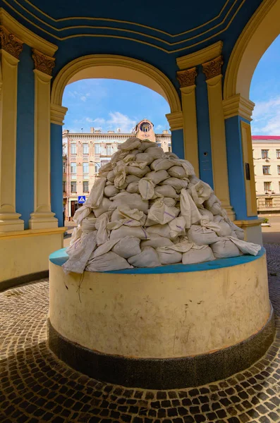 Famous Fountain Samson Lion Kontraktova Square Sandbags Protect Russian Shelling Stockfoto