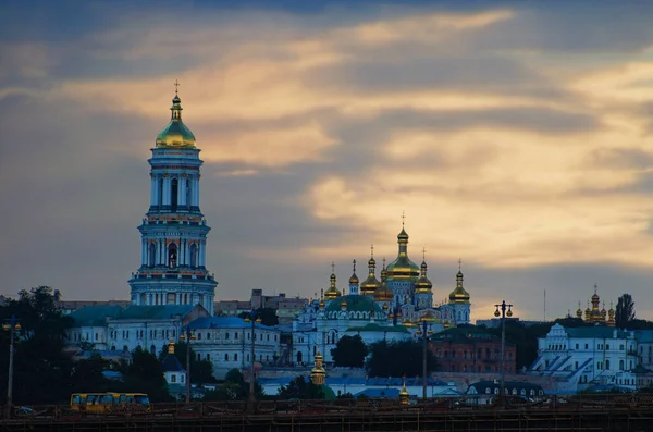 Antik Kyiv Pechersk Lavra 'nın manzarası. Hıristiyan Ortodoks manastırı. UNESCO Dünya Mirası Alanı. Fırtınalı gökyüzü ve kasvetli bulutlar. Kyiv 'deki ünlü turistik yer ve seyahat beldesi.