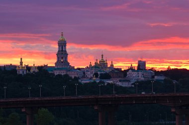 Antik Kyiv Pechersk Lavra 'nın manzarası. Hıristiyan Ortodoks manastırı. UNESCO Dünya Mirası Alanı. Fırtınalı gökyüzü ve kasvetli bulutlar. Kyiv 'deki ünlü turistik yer ve seyahat beldesi.