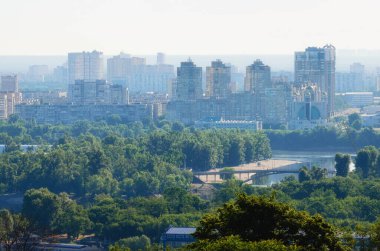 Kyiv 'in sabah sisli havası. Sis içindeki modern yüksek binaların siluetleri. Camdan, çelikten ve betondan modern mimari kavramı. Dumanlı gökdelenler.
