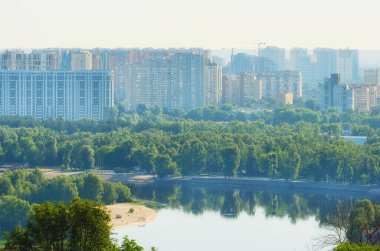 Kyiv 'deki Dinyeper Nehri' nin kıyısındaki modern lüks yerleşim bölgesinin güzel manzara fotoğrafı. Camdan, çelikten ve betondan modern mimari kavramı. Sis içindeki gökdelenler.