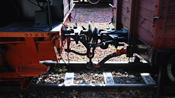 Close Detail Van Ijzeren Verbindingstrein Locomotief Met Personenwagen Spoorwegkoppeling Treinbuffers — Stockfoto