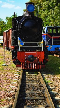 Antika buharlı trenin lokomotif tipi GR 'nin ön görüntüsü. Arka planda dizel lokomotif tipi TU7A var. Syretsky Park 'taki dar ölçü Kyiv Çocuk Demiryolu. Kyiv, Ukrayna. 