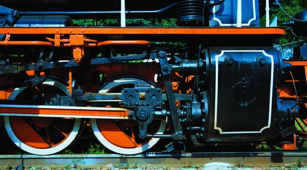 一张老式蒸汽机车车轮机构的特写照片 车轮和杆子 老式蒸汽机车Syretsky公园的Kyiv儿童铁路狭窄轨距 乌克兰基辅 — 图库照片
