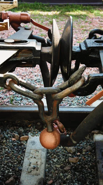 两列火车车厢铁路线的特写 铁路车辆耦合器和火车缓冲器 缓冲器和链式耦合器 Syretsky公园的Kyiv儿童铁路 — 图库照片