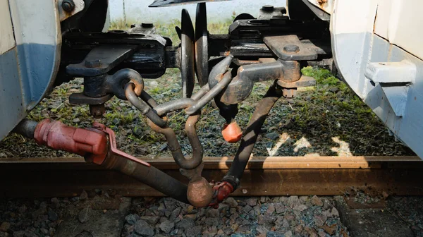 Detailaufnahme Der Eisernen Verbindung Zweier Eisenbahnwaggons Eisenbahnwagenkupplung Und Zugpuffer Puffer — Stockfoto