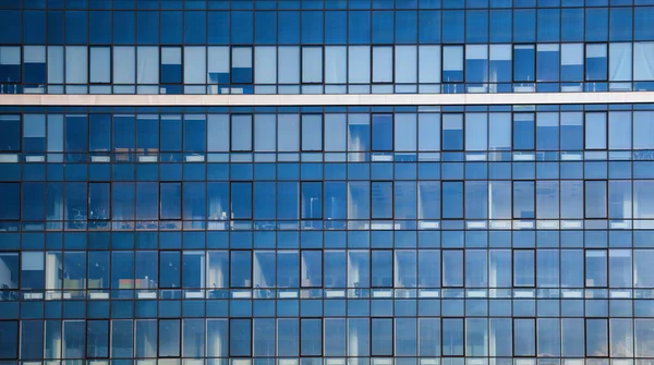 现代玻璃办公大楼的窗户 现代建筑的概念来自玻璃 钢铁和混凝土 建筑细节 — 图库照片