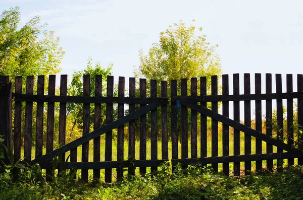 Ein Alter Hölzerner Zaun Der Landschaft Shabby Holzplanken Eingezäunt Ländliche — Stockfoto