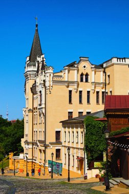 Kyiv, Ukrayna: 19 Haziran 2022: The Richard 's Castle-Lion Heart, Andriyivsky Descent, Kyiv' deki 15. evin şiirsel adı. İngiliz Gotik tarzı XIX 'te inşa edilmiş..