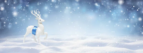 雪のドリフトと冬の雪の背景 夜の青空に美しい光と雪のフレークを持つ白い装飾鹿 バナー形式 コピースペース — ストック写真