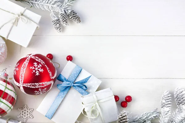 크리스마스 전나무 가지와 원추형의 크리스마스 눈송이 배경에 크리스마스 장난감 — 스톡 사진