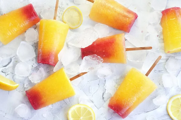 Słodkie Orzeźwiające Letnie Jedzenie Ice Cream Fruit Ice Yellow Orange — Zdjęcie stockowe